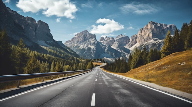 Carretera de asfalto en las dolomitas en un día de verano