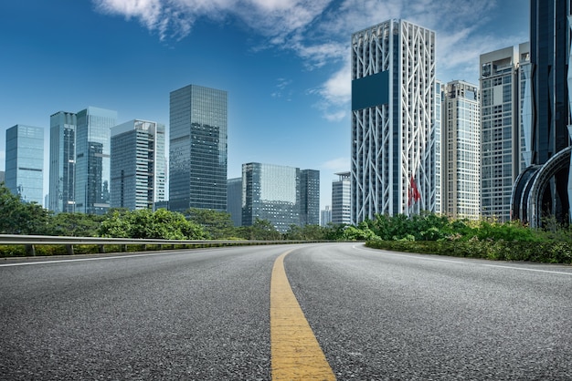 Carretera de asfalto y edificios urbanos.