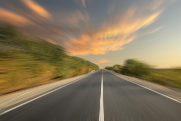 Carretera de asfalto sin efecto de desenfoque de movimiento de transporte