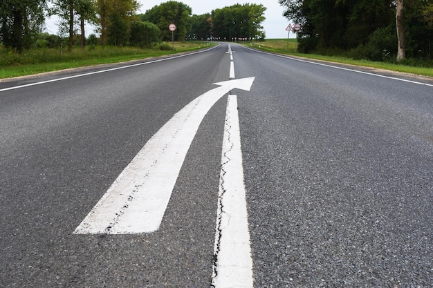 Carretera de asfalto con marcas y terminando con una línea rota