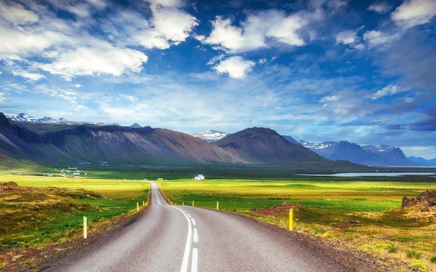 Carretera de asfalto a las montañas de Islandia.