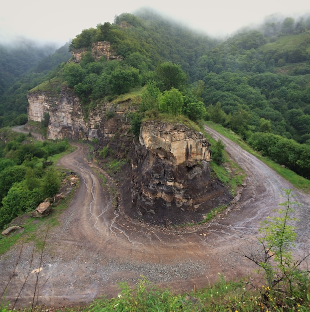 Carretera sin asfalto en las montañas