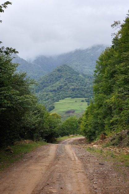 Carretera sin asfalto en las montañas