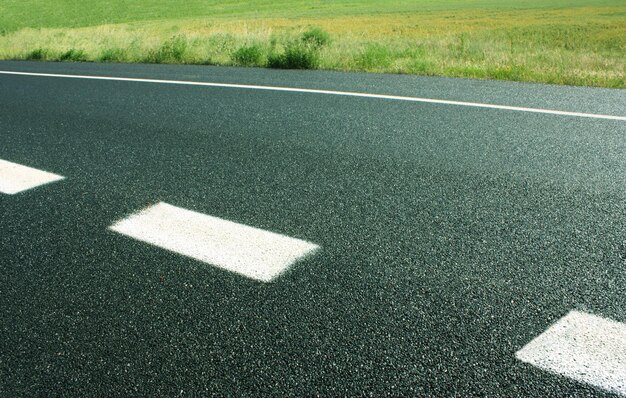 Carretera de asfalto negro