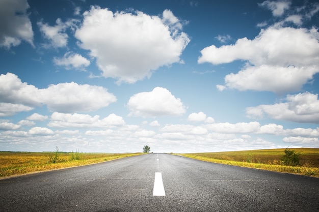 Carretera con un asfalto de nubes