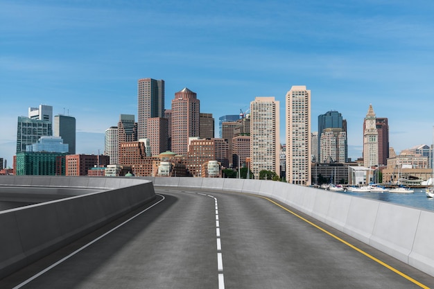 Carretera de asfalto urbano vacío exterior con fondo de edificios de la ciudad Nueva construcción de hormigón de carretera moderna Concepto de camino al éxito Transporte industria logística entrega rápida Boston EE.UU.