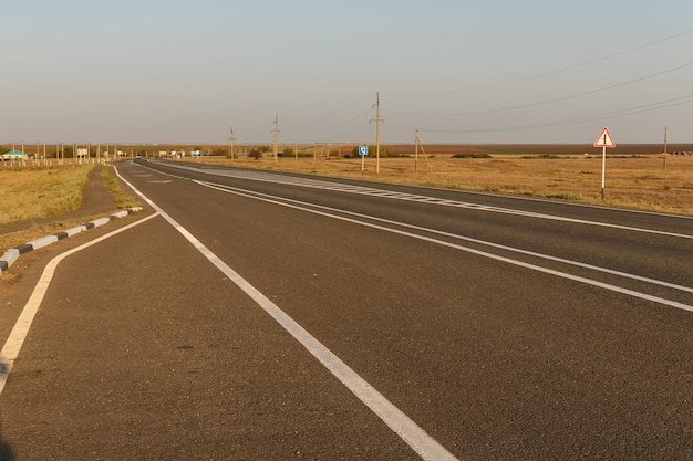 Carretera de asfalto vacía en la carretera m del distrito de kazakhstan martuk