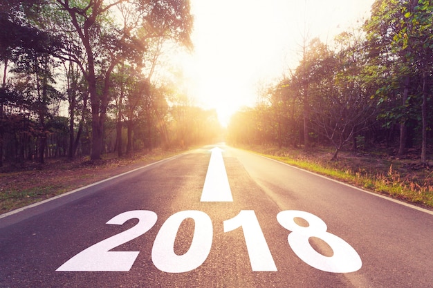 Foto carretera de asfalto vacía y concepto de metas de año nuevo 2018.