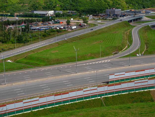 Carretera de asfalto vacía y el horizonte de la ciudad en Moscú Motor Road