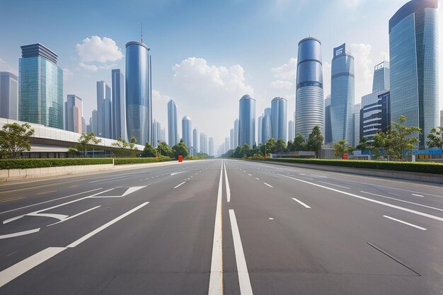 Carretera de asfalto vacía a través de una ciudad moderna en China