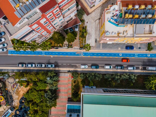 Una carretera con un auto azul