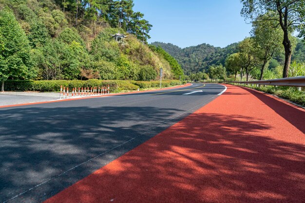 Carretera del bosque de la montaña del lago Qiandao de Hangzhou