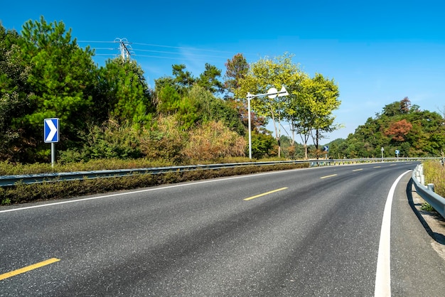 Carretera del bosque de la montaña del lago Qiandao de Hangzhou