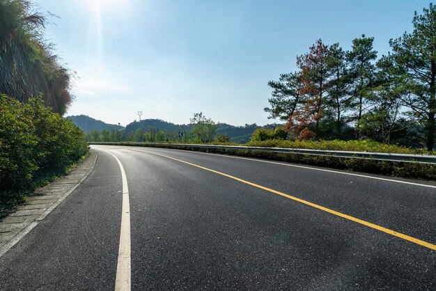 Carretera del bosque de la montaña del lago Qiandao de Hangzhou