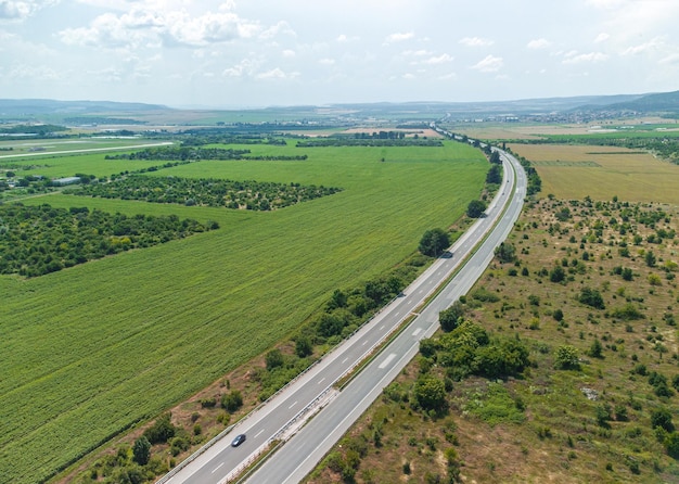 Carretera entre campos verdes vista aérea