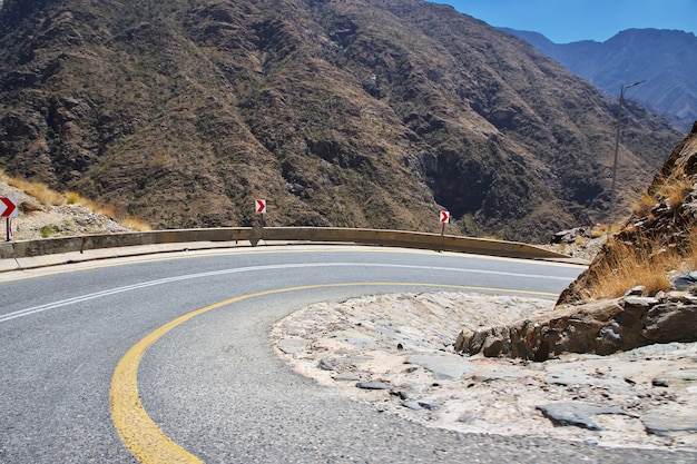 La carretera en el cañón de la región de Asir de Arabia Saudita