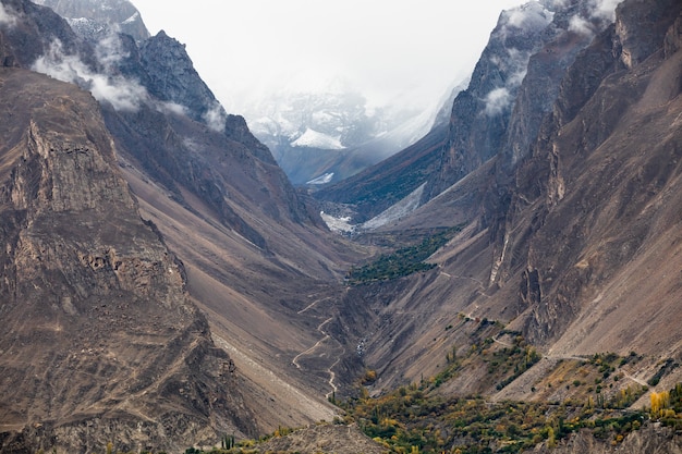 Carretera en el cañón seco de las montañas Karakorum Hunza Valley