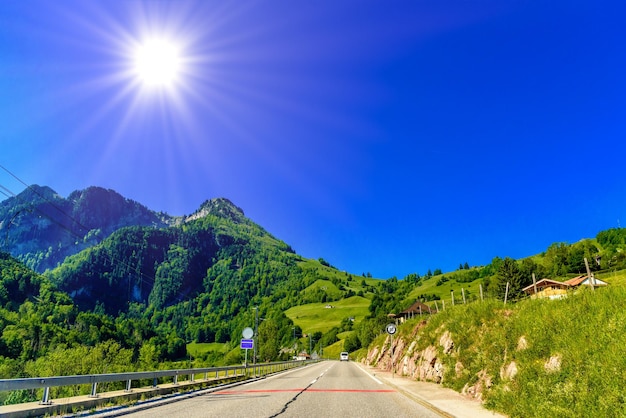 Carretera cerca de HautIntyamon Gruyere Friburgo Suiza