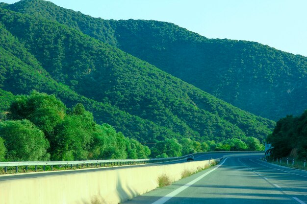 Carretera cerca de las montañas en verano.