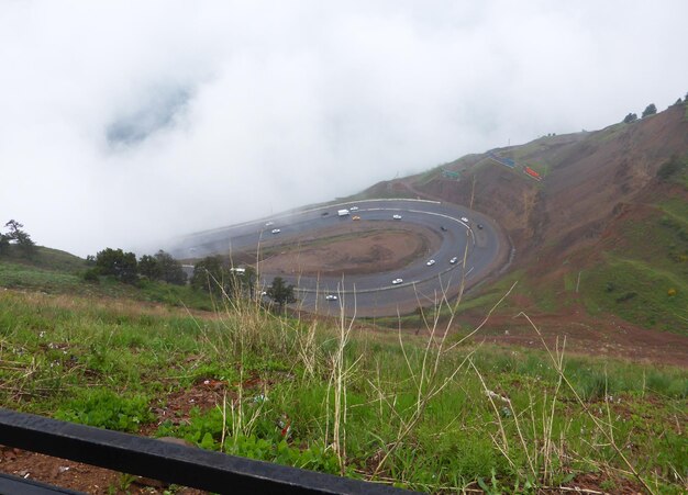 Carretera de circunvalación en una colina alta