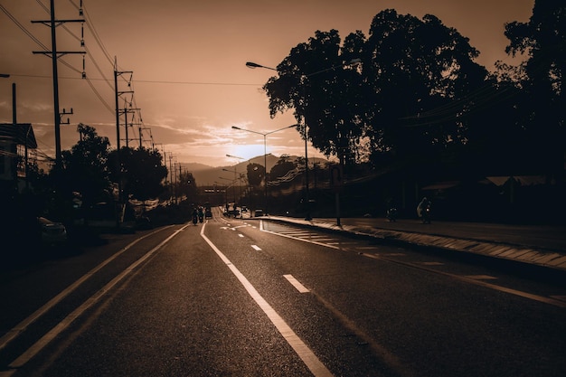 Carretera de la ciudad al atardecer. Paisaje de la ciudad