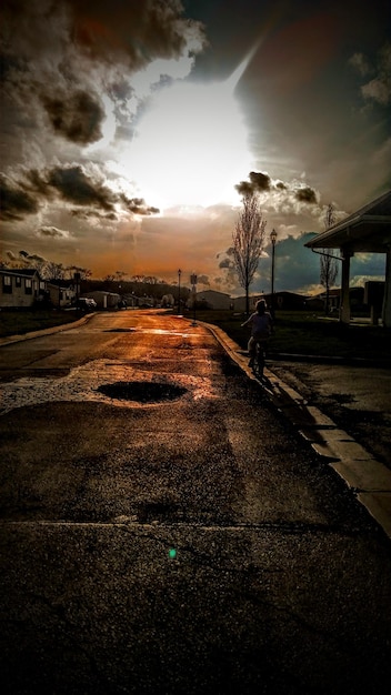 Foto carretera en la ciudad contra el cielo durante la puesta de sol