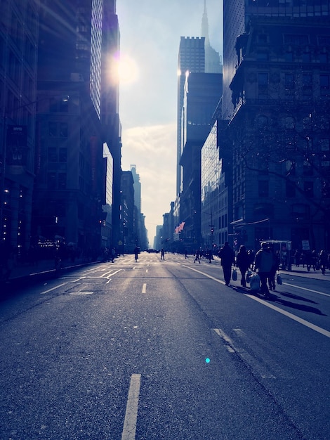 Foto carretera en la ciudad contra el cielo