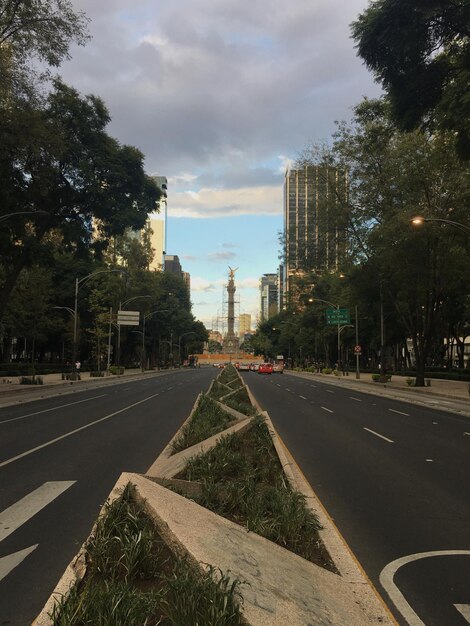 Foto carretera en la ciudad contra el cielo