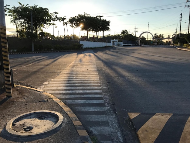 Carretera en la ciudad contra el cielo