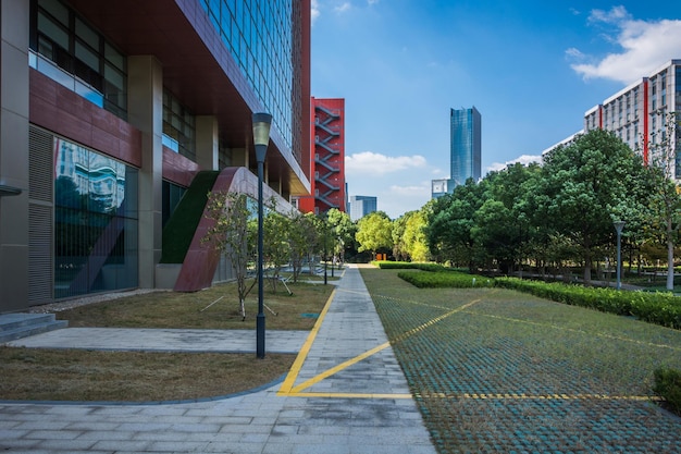 Carretera de la ciudad a través de edificios modernos en beijing