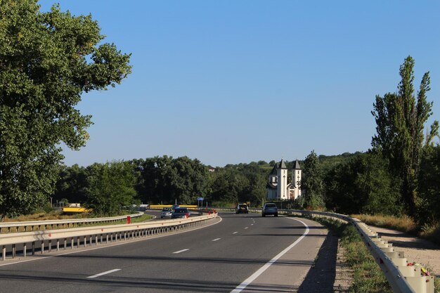 Una carretera con coches en ella