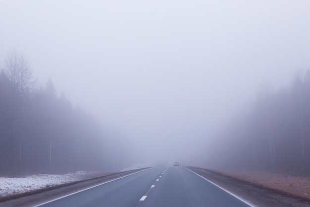 carretera en concepto de niebla, niebla en octubre paisaje de halloween, carretera