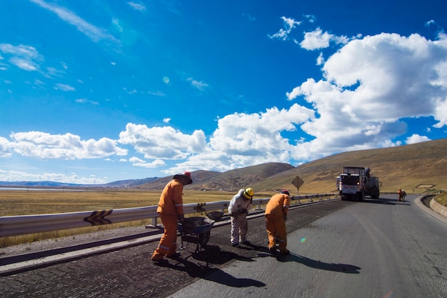 Carretera construcción de carreteras Cerro de Pasco montañas andinas Perú paisaje