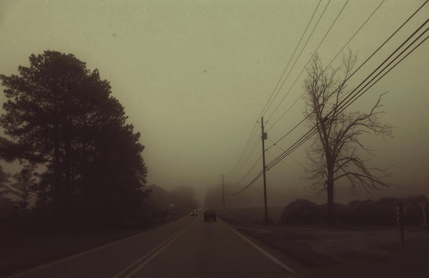 Foto carretera contra el cielo durante el tiempo de niebla