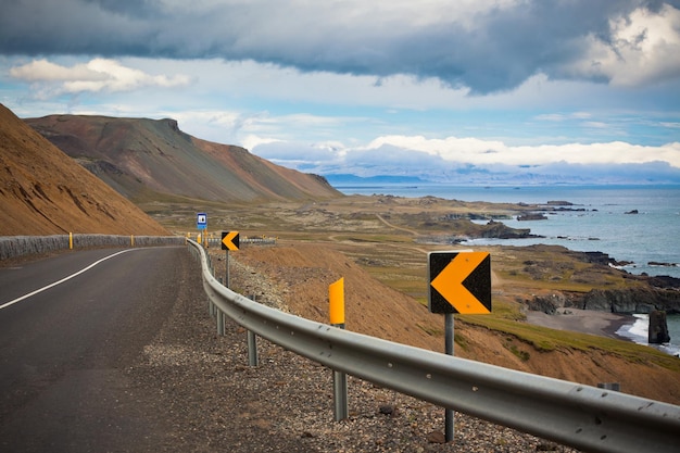 Carretera en la costa del mar del este de Islandia