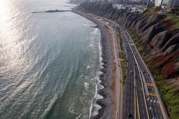 Carretera de la Costa Verde a la altura del distrito de Miraflores en la ciudad de Lima