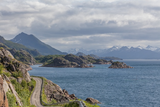 Carretera costera en Noruega que conduce a Bodo