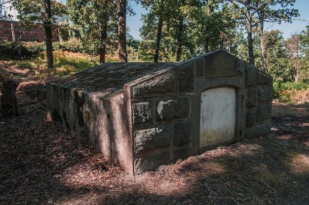 Carretera y cripta antigua en el antiguo cementerio católico