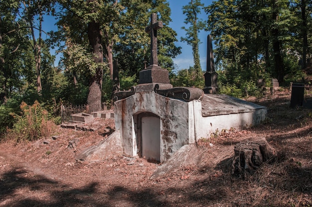 Carretera y cripta antigua en el antiguo cementerio católico