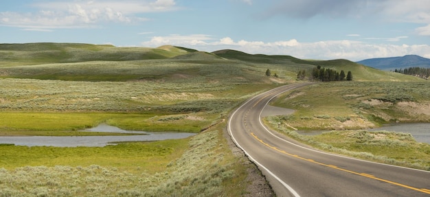 La carretera cruza sobre Elk Antler Creek Yellowstone NP