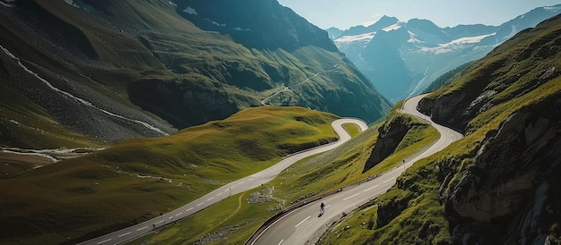 Carretera curva cerca de la costa del océano vista aérea