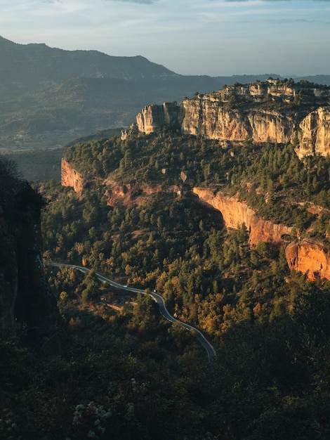 Carretera curva de montaña al atardecer con autos bosque verde en Europa