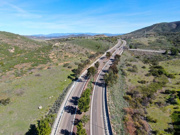 Carretera de curvas y cuesta abajo con casas en el suburbio de San Diego, California, EE.UU.