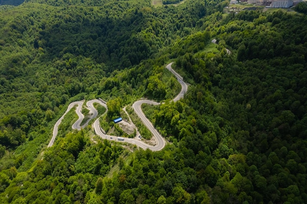 Carretera con curvas de montaña aérea en el sur de rusia