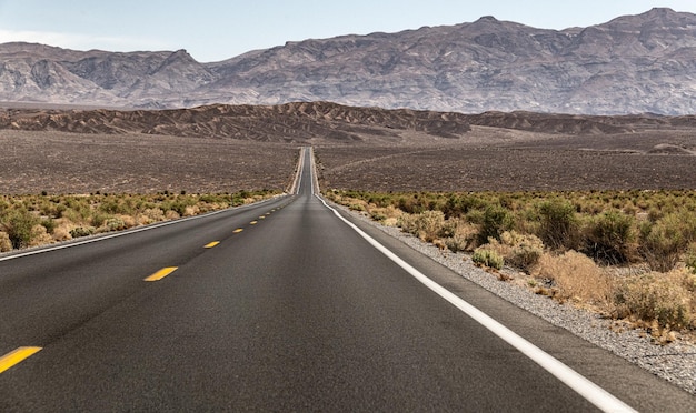 Carretera en Death Valley California EE.UU.