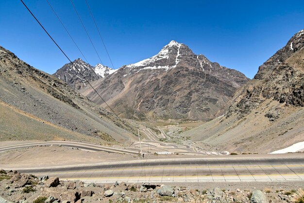 Foto la carretera del desierto de los caracoles con muchas curvas en las montañas de los andes