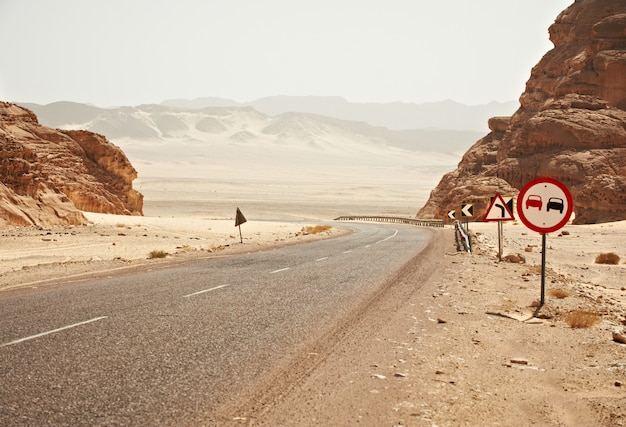 Carretera del desierto y montañas.