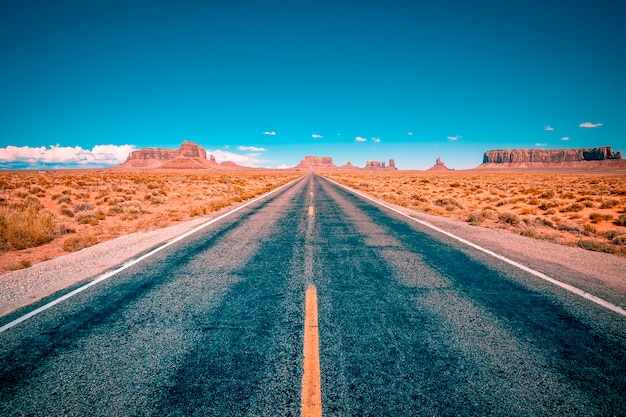 Carretera del desierto que conduce a Monument Valley, Utah, EE.