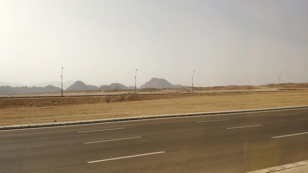 Carretera en el desierto del Sinaí Sharm el Sheikh carretera a través de la ciudad y el desierto Paisaje urbano en Egipto