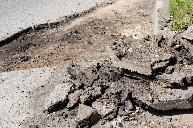 Carretera destruida y fragmentos de reparaciones de carreteras asfaltadas